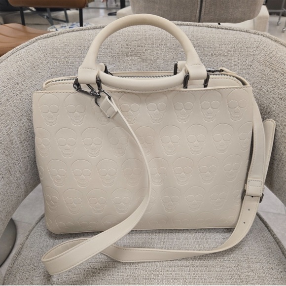 NEW Betsey Johnson Skull Handbag - Picture 2 of 14